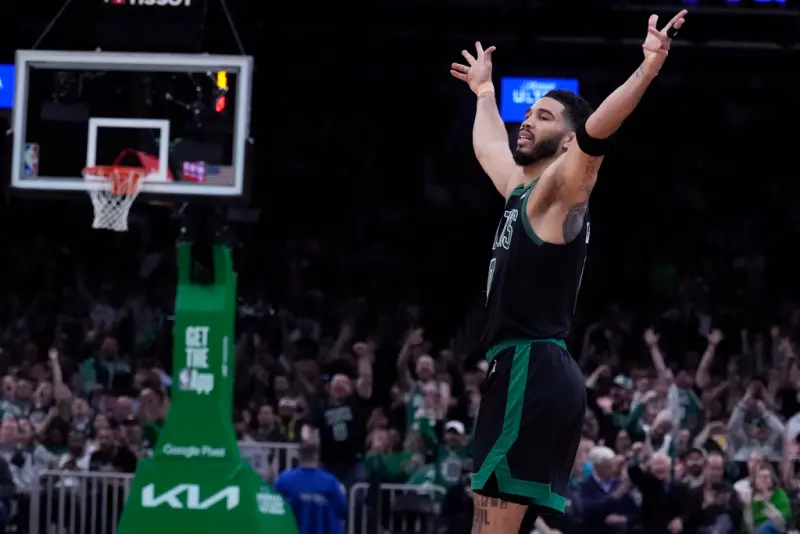 ▲NBA波士頓塞爾提克頭號球星Jayson Tatum，本場比賽攻下25分10籃板9助攻的「準大三元」成績，率領綠衫軍連續3年闖進東區冠軍賽。賽後談到本季目標， Tatum表示就是奪下總冠軍。（圖／美聯社／達志影像）