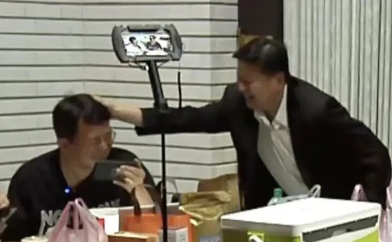 ▲國民黨總召傅崐萁摸了黃國昌的頭,傅崐萁還說「他很頑皮」。(圖/翻攝自林俊憲Threads)