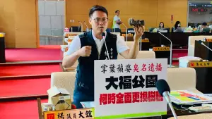 就是這隻啦!掌葉蘋婆散豬屎味猜一神奇寶貝 官員見了一臉懵 ▲楊大鋐拿出掌葉蘋婆果實,質詢開花期惡臭問題。(圖/記者顏幸如攝,2024.05.16)