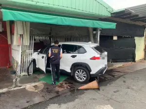 疑遭騷擾情緒不穩 ！屏東女揮刀怒砍無辜路人　搶車躲墳墓仍遭逮
