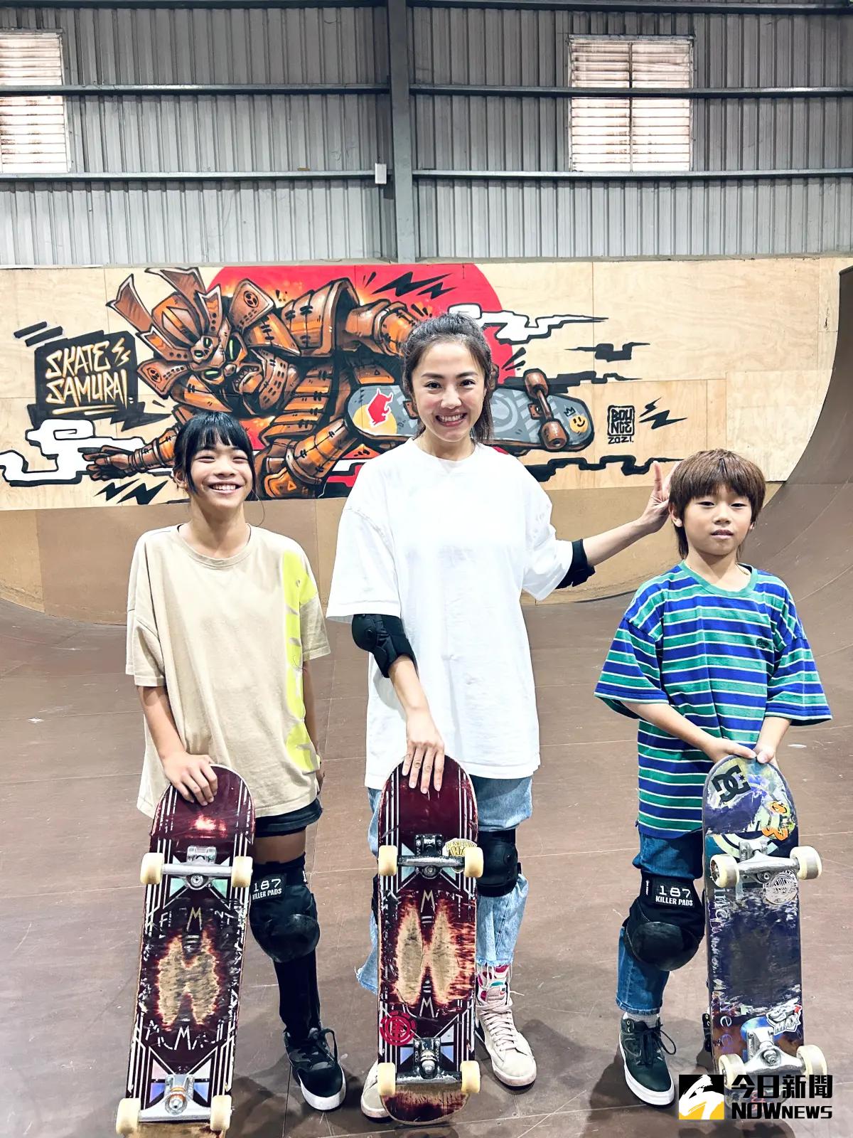 ▲ 《奧運NOW英雄》邀請滑板小將逸凡、MAX到節目中秀大招，超高難度的動作讓主持人小8嚇傻。(圖／奧運NOW英雄節目提供)