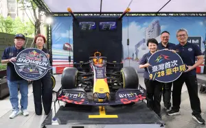 ▲Red Bull Showrun Taichung 邀請全台民眾親臨臺中感受F1賽車飆速的魅力，相關購票資訊將於8月公布。共同主辦單位(左起) 中華民國文化休閒運動協會 秦熙嶽名譽理事長、Red Bull Taiwan 廖千萩Vicki總經理臺中市長盧秀燕、臺中市副市長鄭照新、臺中市政府運動局李昱叡 局長（圖／Red Bull 提供）