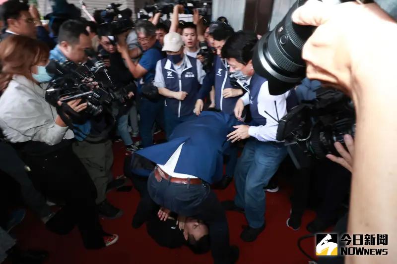 <p>▲國會改革法案表決戰，藍綠立委在議場前爆發肢體衝突。（圖／NOWnews攝影中心，2024.05.17）</p>