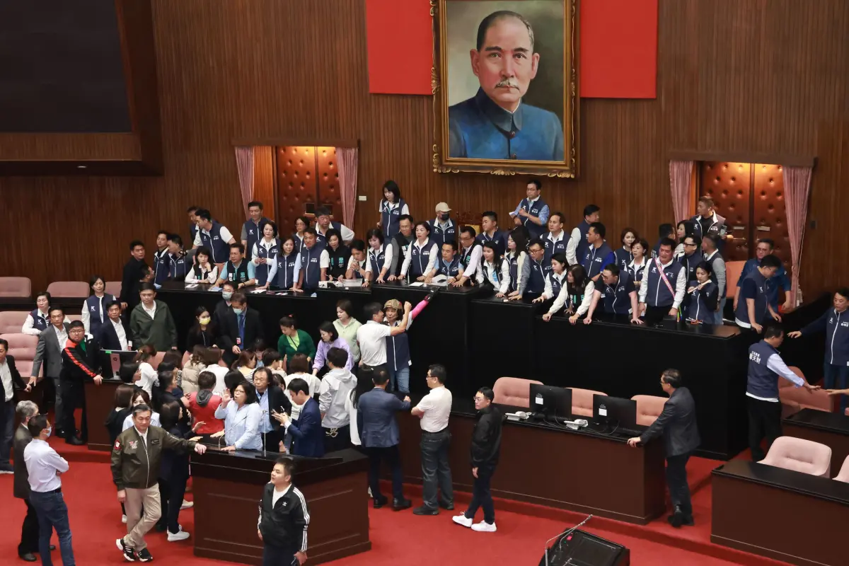 ▲國民黨立委以人數優勢攻佔主席台。（圖／記者吳翊緁攝，2024.05.17）