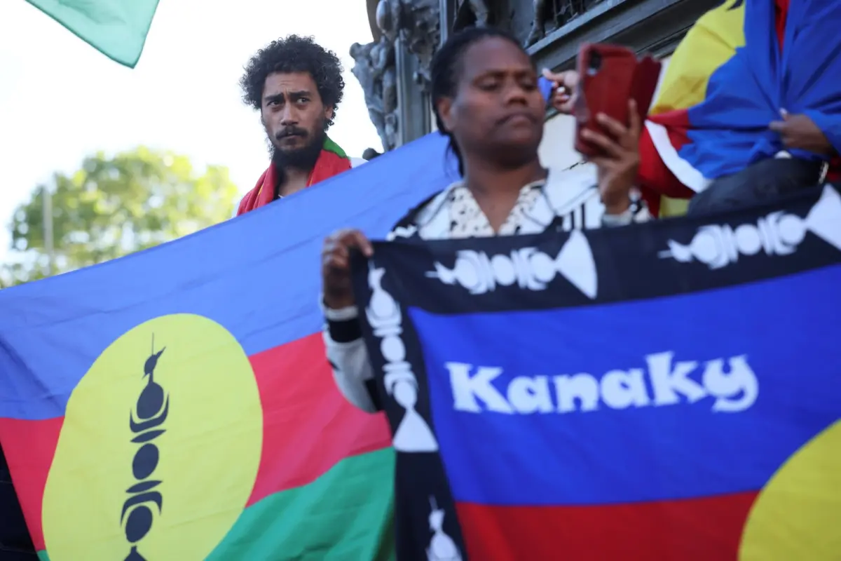 ▲新喀里多尼亞反憲改暴動持續，造成嚴重傷亡。圖為法國巴黎針對此事的抗議群眾。（圖／美聯社／達志影像）