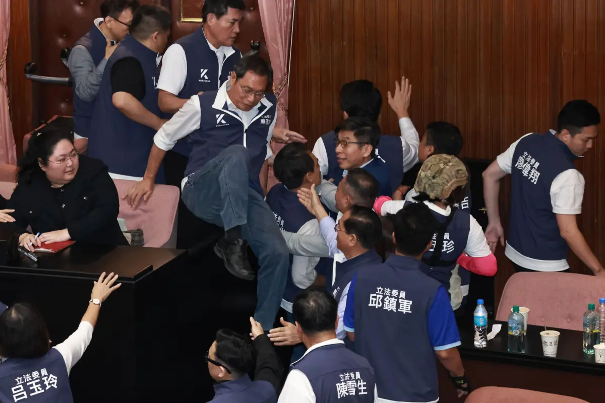 ▲國民黨立委要表決又要佔主席台，只好小跑步換場。（圖／吳翊緁攝，20240517）