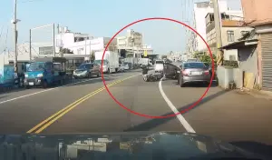 竹北臨停小客車「突開車門」!騎士遭擊落噴飛重摔 驚悚瞬間曝光