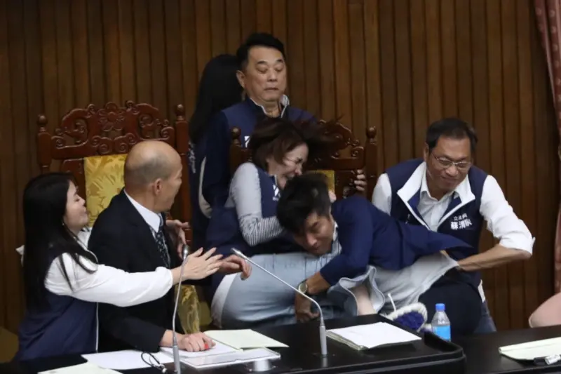 ▲鍾佳濱擒抱撲倒陳菁徽。(圖/翻攝蘇清泉臉書)