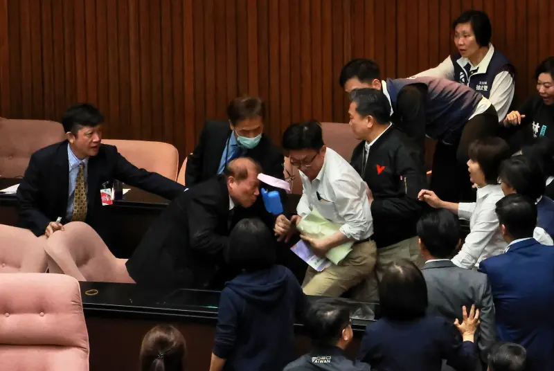 搶文件被藍提案送紀律委員會　郭國文反擊：拿椅子砸人要不要送