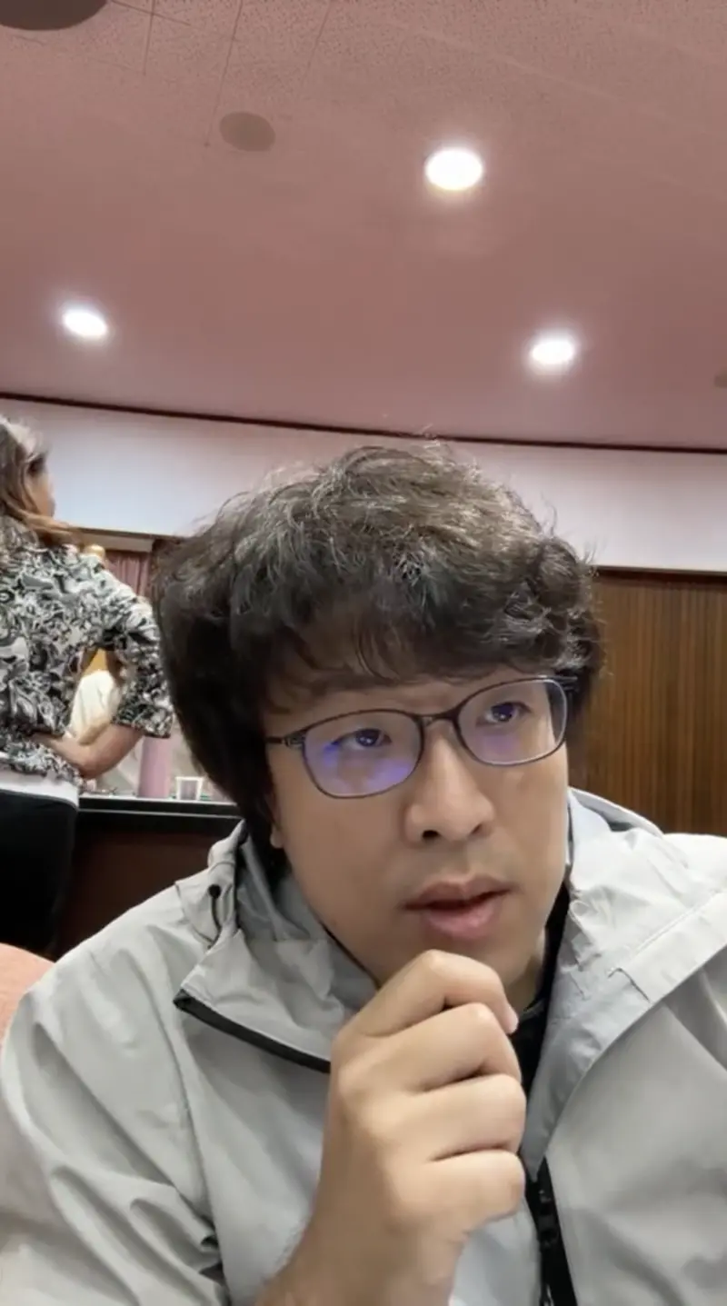 ▲羅廷瑋阻擋吳思瑤進去協商房間，還嗆「妳那麼老了，給我閃邊」，讓沈伯洋直指這是年齡歧視、性別歧視。（圖／翻攝自沈伯洋Threads）