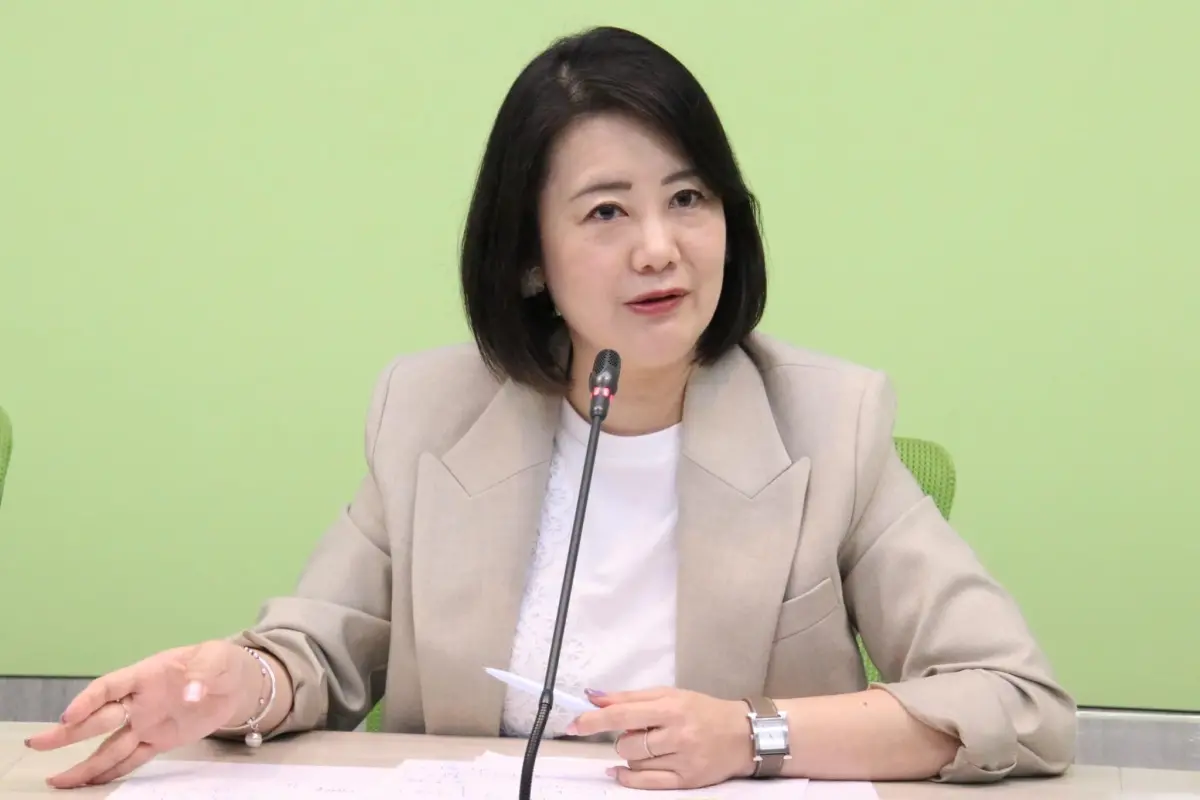 ▲立法院今（17）日爆發肢體衝突，國民黨立委羅廷瑋遭指控，不僅阻擋民進黨團幹事長吳思瑤進入協商，還嗆「妳那麼老了，給我閃邊。」（圖／翻攝自吳思瑤臉書）