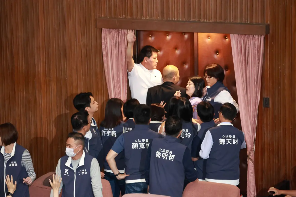 ▲韓國瑜一度被困在議場內無法離開。（圖／吳翊緁攝，20240517）