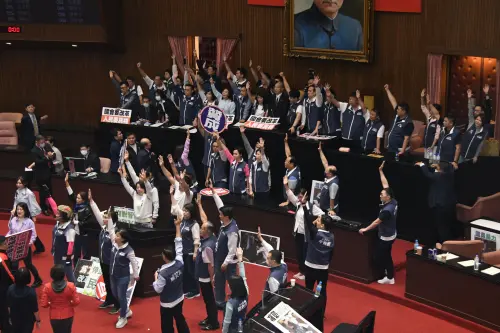 不滿韓國瑜採舉手投票　鍾佳濱怒嗆秘書長：把你從主席台上趕下來
