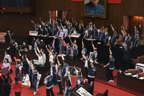 國民黨堅持舉手表決?藍委還原驚人真相:民進黨偷走6張表決卡