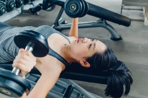 健身教練分享許多人勉強自己重訓,反而造成了運動傷害,並提醒一定要依照正確方法運動,搭配伸展放鬆,才能達到訓練效果。 ▲健身教練分享許多人勉強自己重訓,反而造成了運動傷害,並提醒一定要依照正確方法運動,搭配伸展放鬆,才能達到訓練效果。(圖/Shutterstock)
