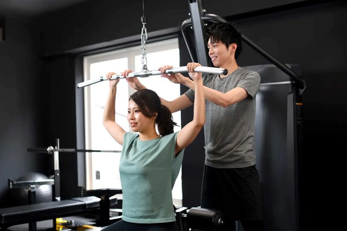 ▲現代人盛行健身，許多人下班後或假日休閒都會選擇去重訓，但操作不當或過度訓練則易造成運動傷害。（圖／Shutterstock）