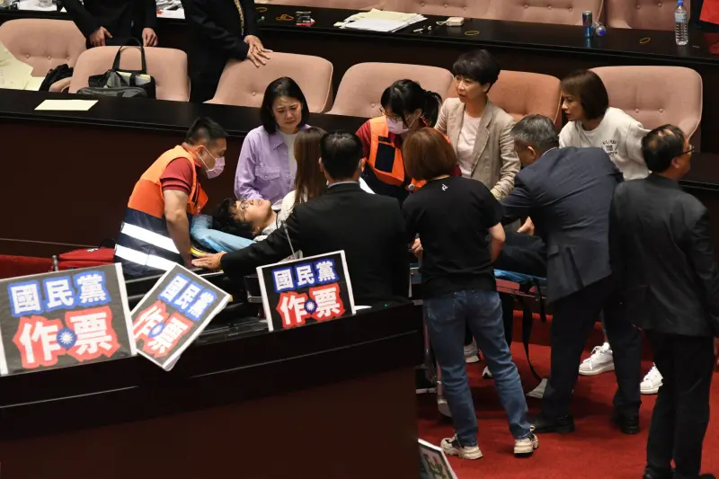 ▲沈伯洋從台上重摔。（圖／記者林調遜攝，2023.05.17）
