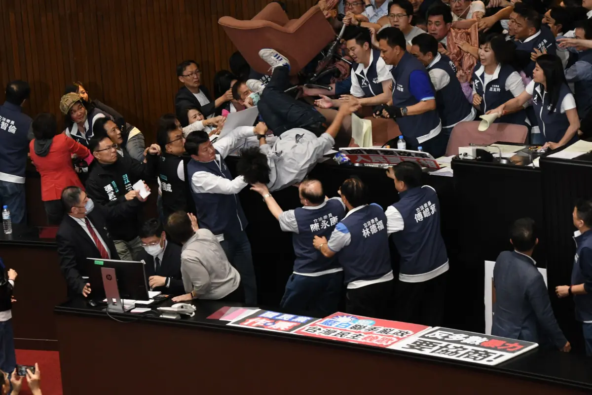 ▲立法院院會今（17）日上演表決大戰，朝野數度爆發肢體衝突，共有5名立委送醫；圖為沈伯洋被拉下台。（圖／記者林調遜攝，2023.05.17）