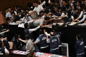 衝突 ▲晚間朝野再度爆發衝突。(圖/記者林調遜攝,2023.05.17)