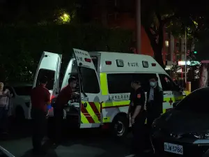 ▲沈伯洋、邱志偉等人搭救護車離去。 ▲沈伯洋、邱志偉等人搭救護車離去。(圖/記者陳佩君攝,2023.05.17)