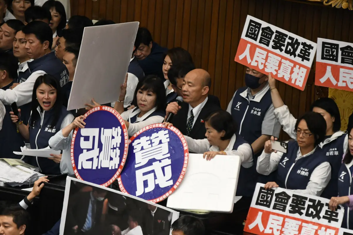 ▲藍綠立委再度爆發衝突，累積5名立委送醫。（圖／記者林調遜攝，2023.05.17）