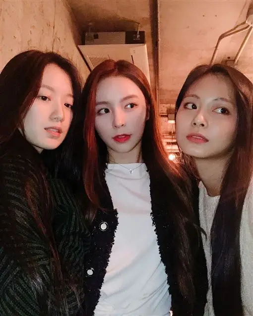 ▲Elkie(中)說自己在結束《炸裂吧!女孩》拍攝後,隔天就帶著宿醉前往首爾與好友舒華(左)及子瑜(右)相聚。(圖/翻攝自莊錠欣IG)