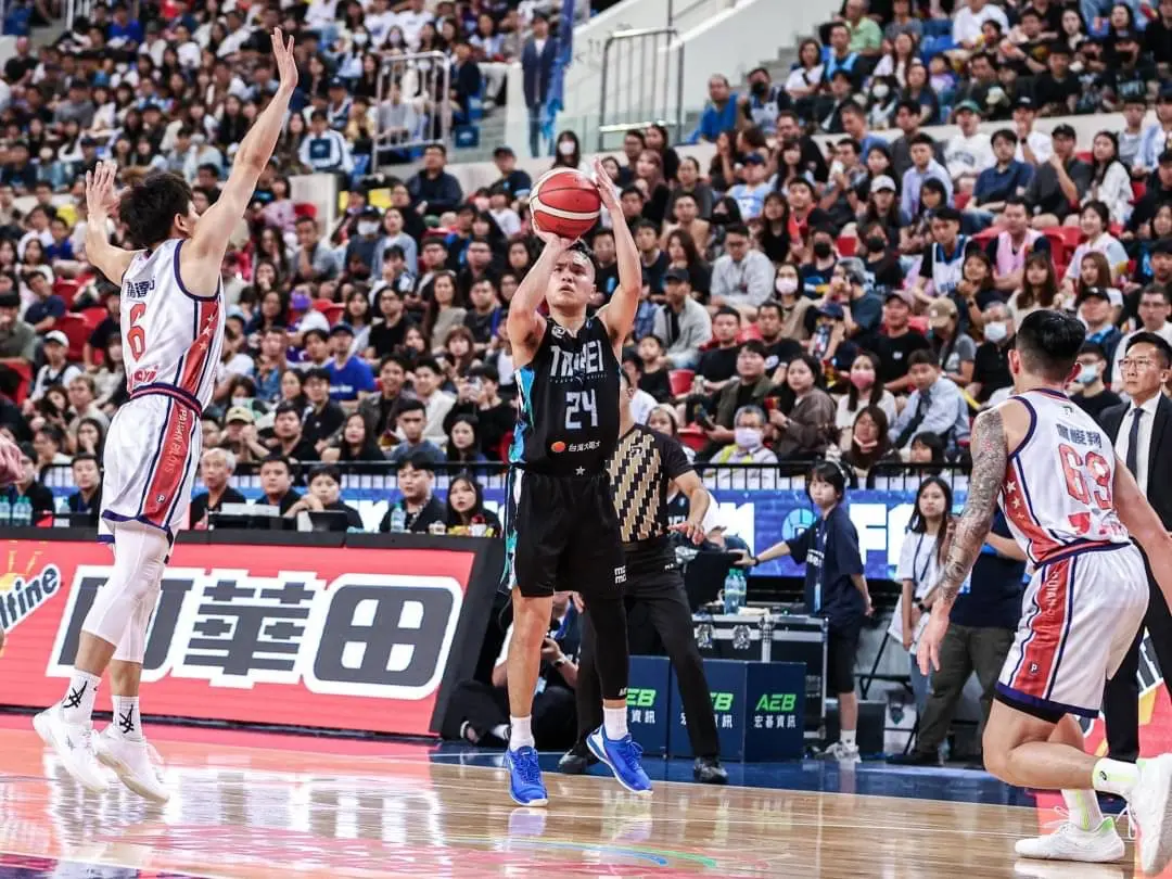 ▲富邦勇士靠著關鍵的技術犯規吹判，以及吳永盛的抄截，最終以92：89拿下比賽，保有季後賽一線生機，簡廷兆攻下21分為全隊最高。（圖／富邦勇士提供）