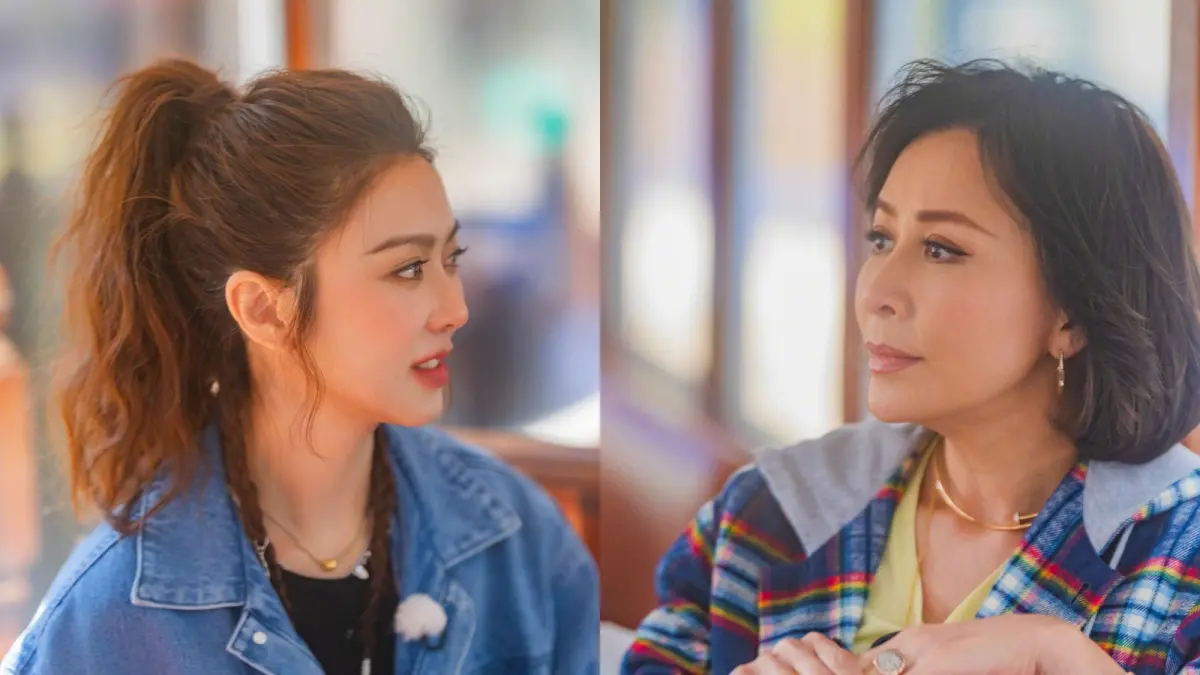 ▲劉嘉玲（右）在自己主持的綜藝節目《嘉人自友約》中邀請薛凱琪上節目，在節目中劉嘉玲自曝自己根本不會煮飯，並大誇影帝老公梁朝偉：「我們家那個比較有層次！」（圖／翻攝自劉嘉玲微博）