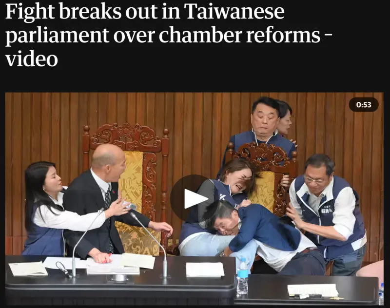 ▲《衛報》影音新聞報導台灣國會全武行,封面也是鍾佳濱「擒抱」瞬間。(圖/翻攝自《衛報》官網)