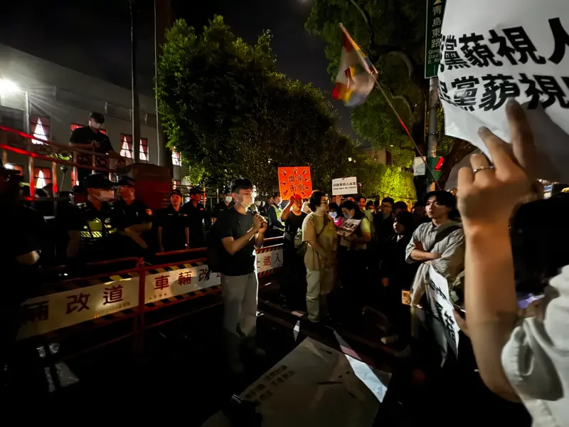 警察著鎮暴裝集結！數百名民眾聚集立院外怒喊「黃國昌滾出台灣」