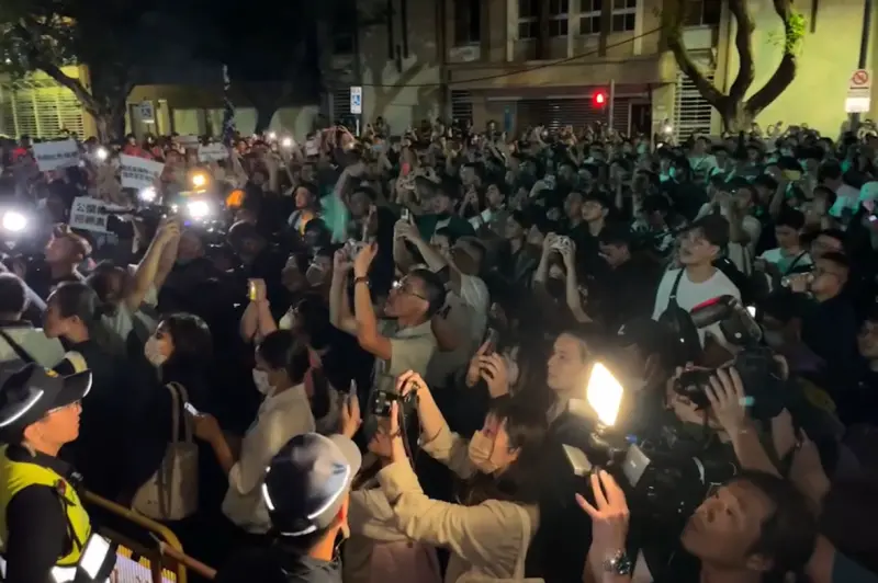 警察著鎮暴裝集結！2千名民眾聚集立院外怒喊「黃國昌滾出台灣」
