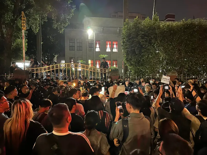懶人包一次看！國會朝野政黨廝殺　2000學生立院聚集舉牌怒吼抗議