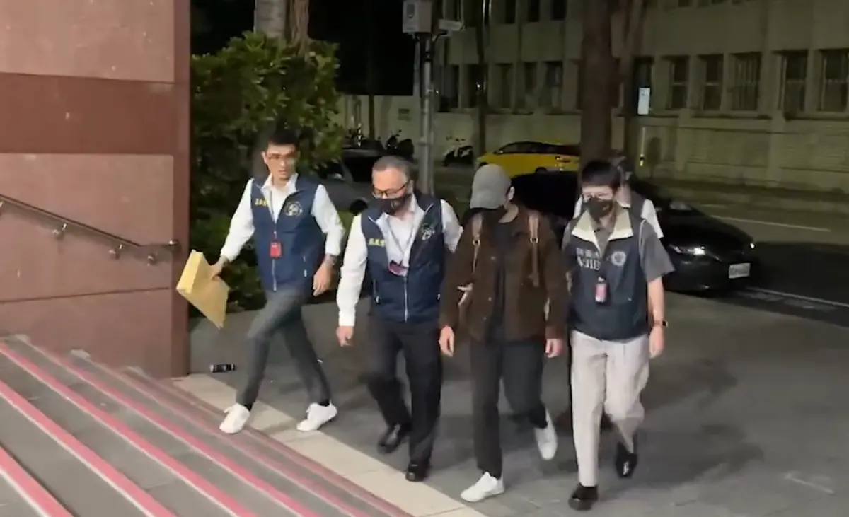 ▲律師團擔任詐團軍師風波越演越烈，橋頭地院法官石育恩被查出涉案，於17日遭檢調約談，複訊後諭知石育恩80萬交保。（圖／翻攝畫面）