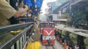 影／越南特色街道曝！河內最受歡迎鐵路市集　每週吸引逾千名遊客
