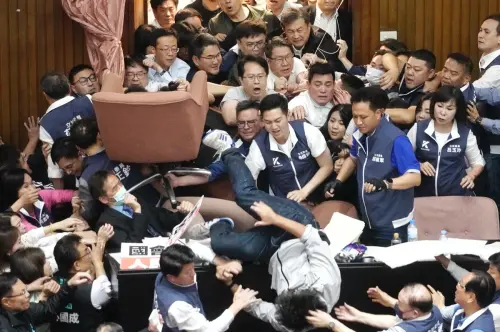 立院大亂鬥！沈伯洋腦震盪送醫　大學教授譴責國會暴力連署書曝光
