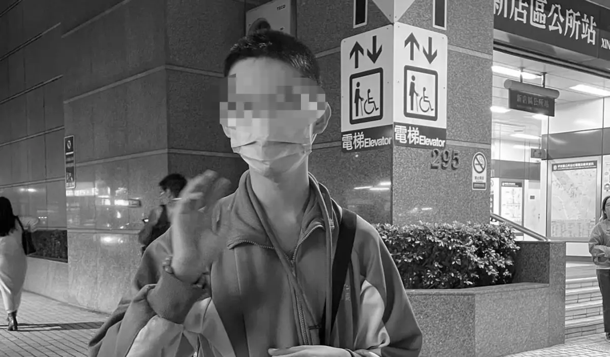 ▲新店一名男高中生，每天都會在區公所捷運站擺攤賣菜，有民眾透露男高中生坎坷身世，跟阿嬤2人相依為命，放學後都跟阿嬤一起擺攤賣菜，賺取微薄生活費。（圖／翻攝我們是新店人!! 好山好水，就是愛新店）