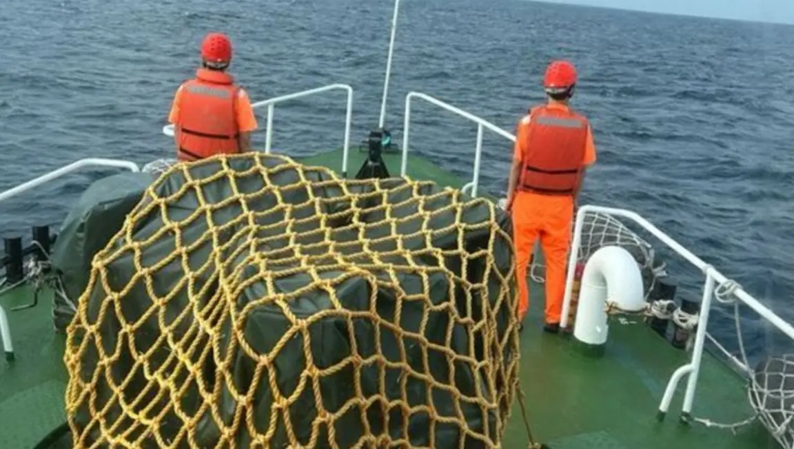 ▲18日凌晨，一艘從高雄夜航到澎湖的澎湖輪，傳出乘客落海失聯，澎湖海巡隊獲報後，立即派遣線上10066艇前往搜尋。（圖／翻攝畫面）