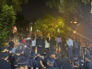 ▲鍾佳濱對立法院外抗議者喊話，「大家都是立法院的隱形席次，辛苦了！回家小心」。（圖／翻攝鍾佳濱臉書）