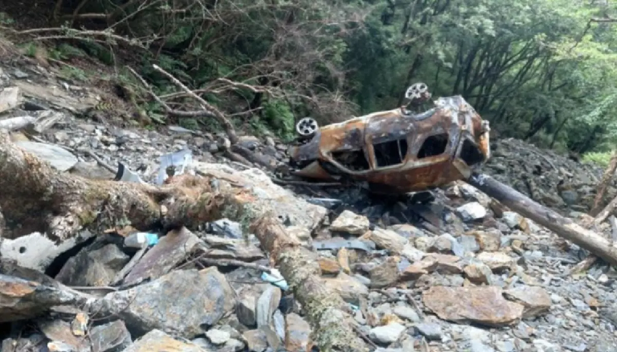 ▲17日上午，工務段人員在路旁懸崖下約200公尺處，發現一台墜落且已燒毀的自小客車，警消於車內發現一具男性焦屍，身分疑似為失聯近50日的張男。（圖／翻攝畫面）