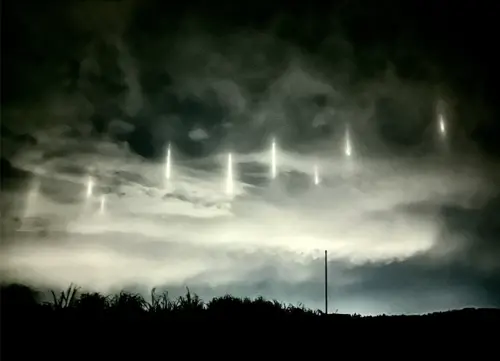 日本夜空懸浮「9道神祕光束」！多人目擊全看傻　詭異畫面曝光
