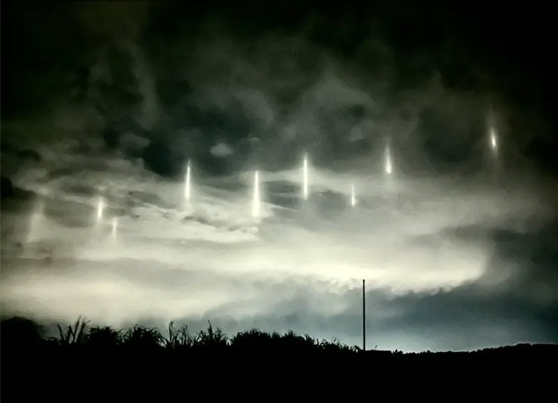 ▲近日日本鳥取縣夜空中，突然出現9道神祕光束懸浮，從雲層中透射出來的畫面，如同科幻電影般奇異。（圖／翻攝自X）