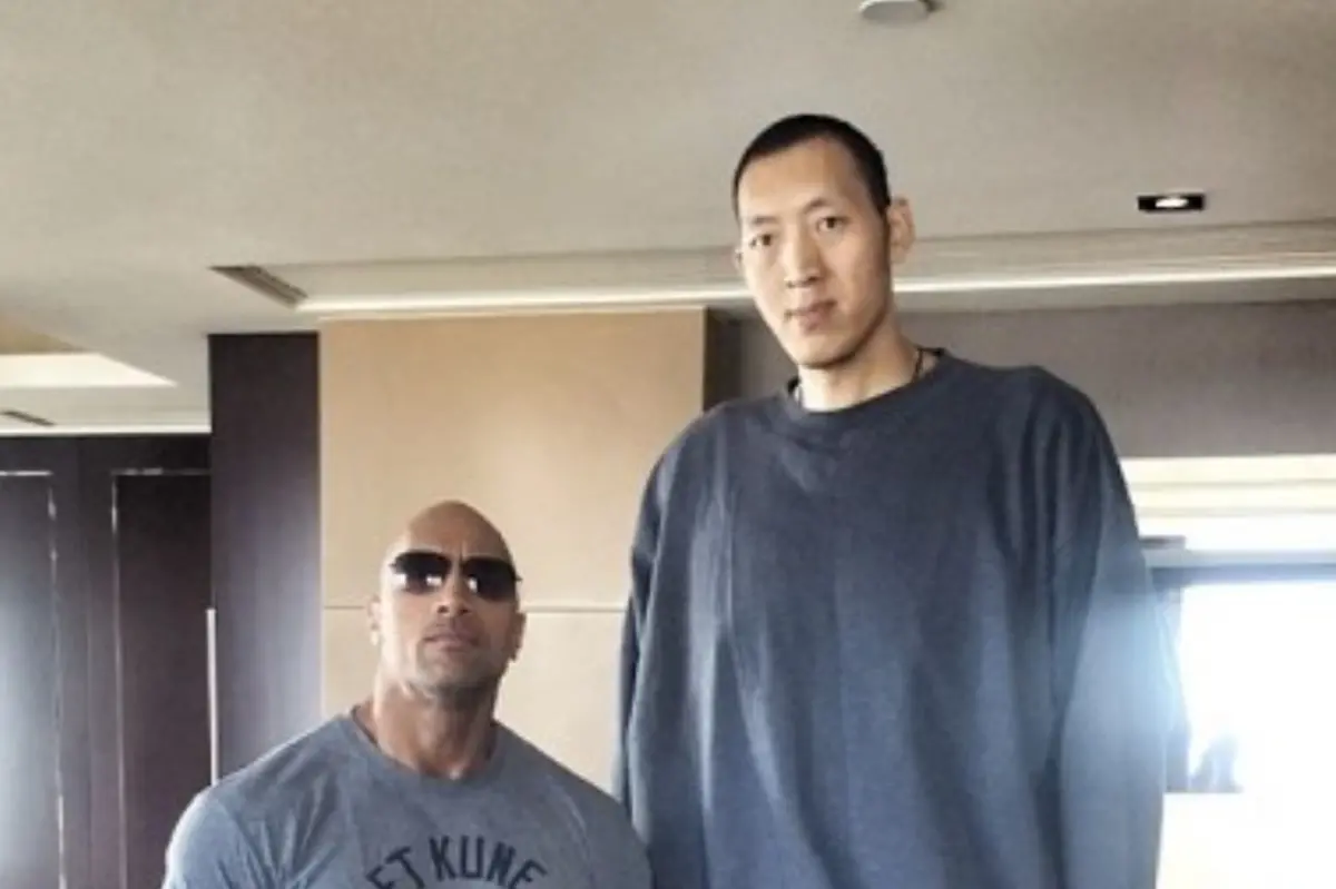 ▲美國WWE知名摔角選手兼好萊烏藝人巨石強森，過往身材給人的印象總是高大壯碩、渾身肌肉，但他和中國籃球員孫明明站在一起時，卻顯得很渺小。（圖／取自Dwayne The Rock Johnson臉書）