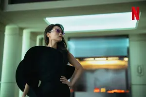 ▲千玗嬉劇中是「8樓房客」世拉,是權力地位、賺最多的角色。(圖/Netflix) ▲千玗嬉劇中是「8樓房客」世拉,是權力地位、賺最多的角色。(圖/Netflix)