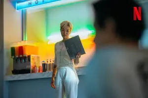 ▲李周英劇中是「2樓房客」,身手矯健,面惡心善。(圖/Netflix) ▲李周英劇中是「2樓房客」,身手矯健,面惡心善。(圖/Netflix)