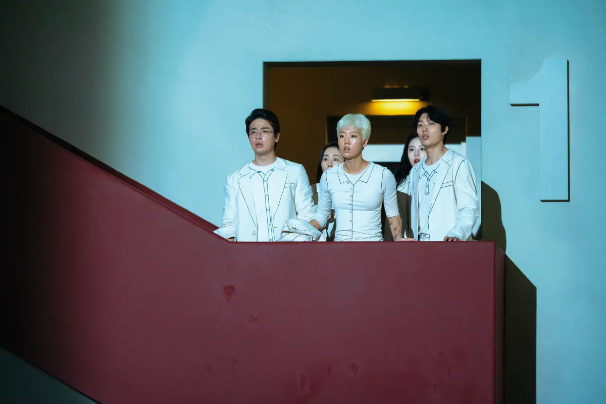 ▲《The 8 Show》由柳俊烈、千玗嬉、朴正民、李烈音、朴海俊、李周英、文晶熙、裴晟佑主演，是以「有趣的Show」來「積累時間賺錢」的生存遊戲。（圖／Netflix）