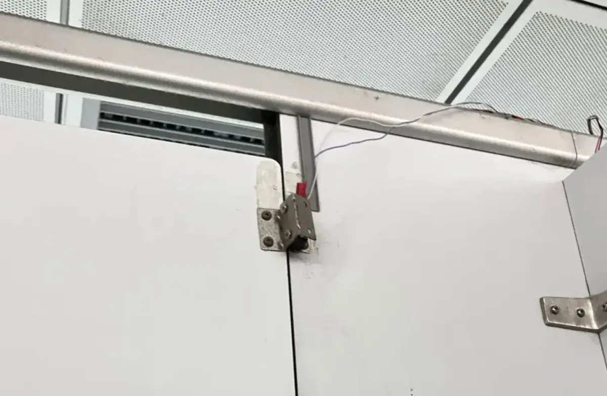 ▲女網友分享自己到捷運站上廁所時，抬頭看到一個兩條電線的裝置，心裡感到有點擔心而上網請益。（圖/Dcard）