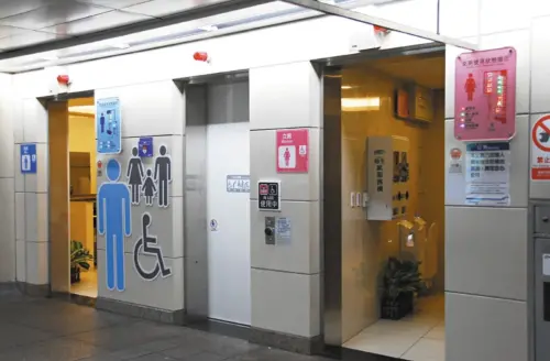 ▲捷運廁所有設置所謂的「限時政策」，原則超過15分鐘，捷運就會派員關切，30分鐘警鈴聲就會大響，以防乘客在廁所遇到身體不適的情況。（圖/捷運提供）