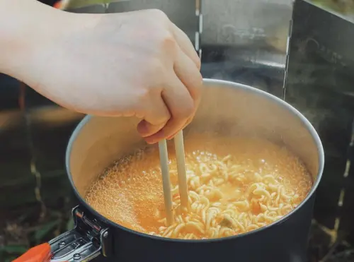 颱風天爽吃泡麵注意！最大地雷竟是「醬料包」　營養師破解2迷思
