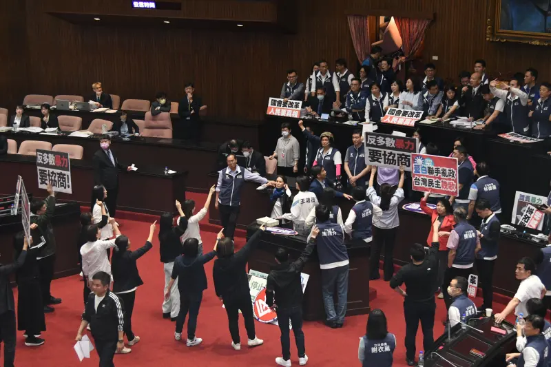 ▲立法院出現少見的舉手表決。(圖/林調遜攝,20240517)