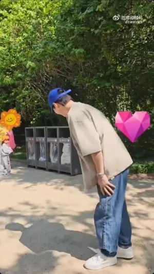 ▲宋仲基鞠躬致意粉絲,握手、合照來者不拒。(圖/芒果捞小萌主微博) ▲宋仲基鞠躬致意粉絲,握手、合照來者不拒。(圖/芒果捞小萌主微博)